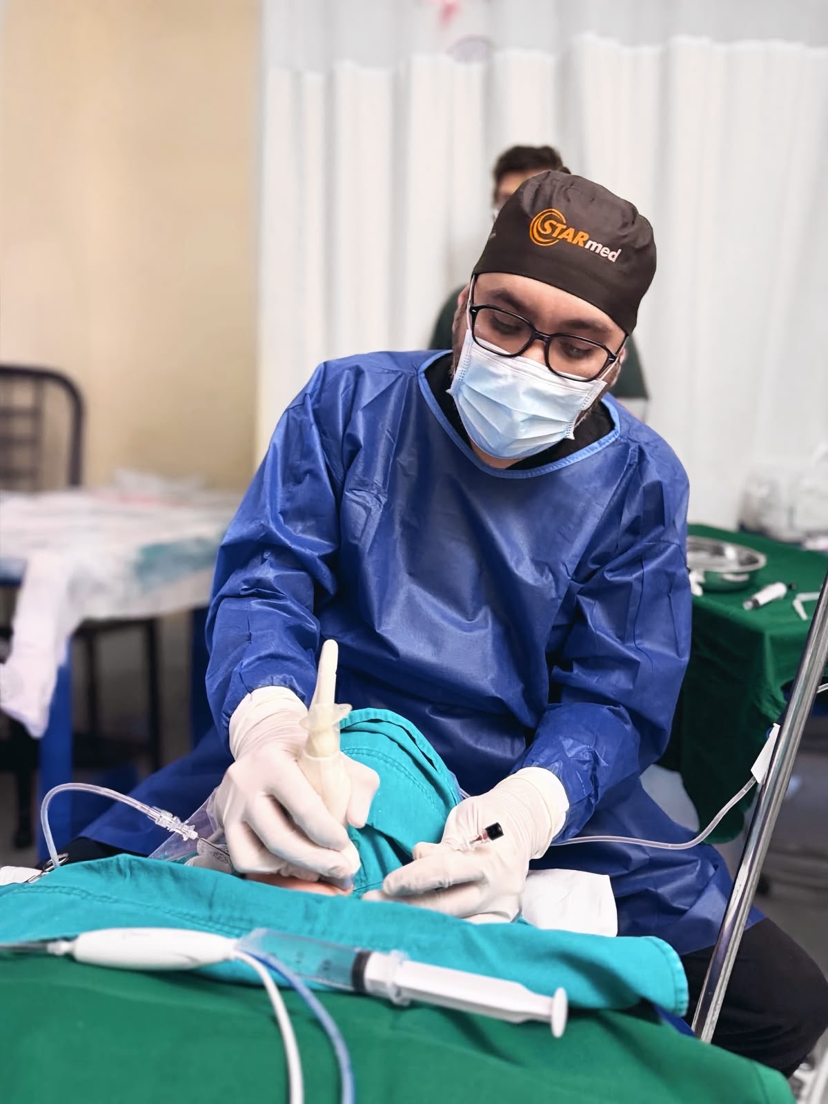 Fotografía de un procedimiento de tiroides en un entorno clínico